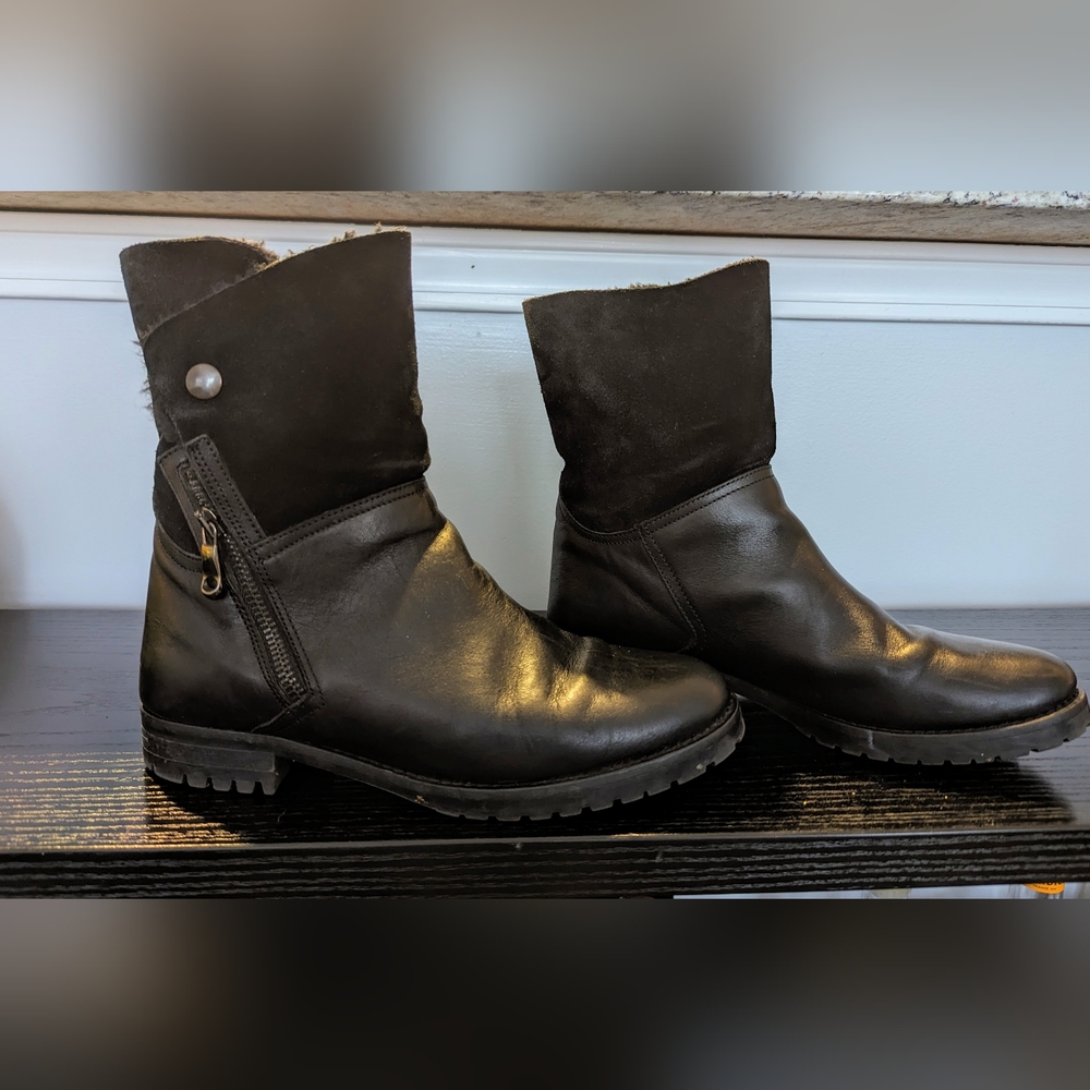 Black leather, suede, faux fur short boots w lug sole. Wmns Sz 8. Italian.